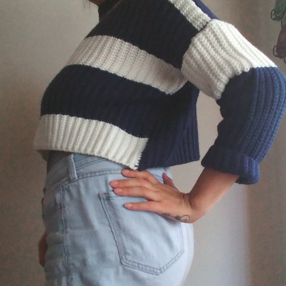Handmade knitted unisex crop top - Picture 5 of 7